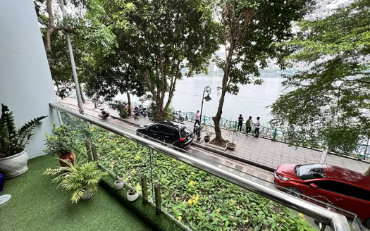 Stunning 4 bedroom lakeside home for rent on Tu Hoa Street