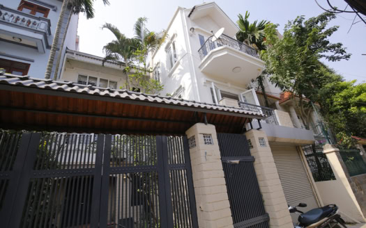 3 Bedroom House in Tay Ho, Hanoi – Garage & Front Yard