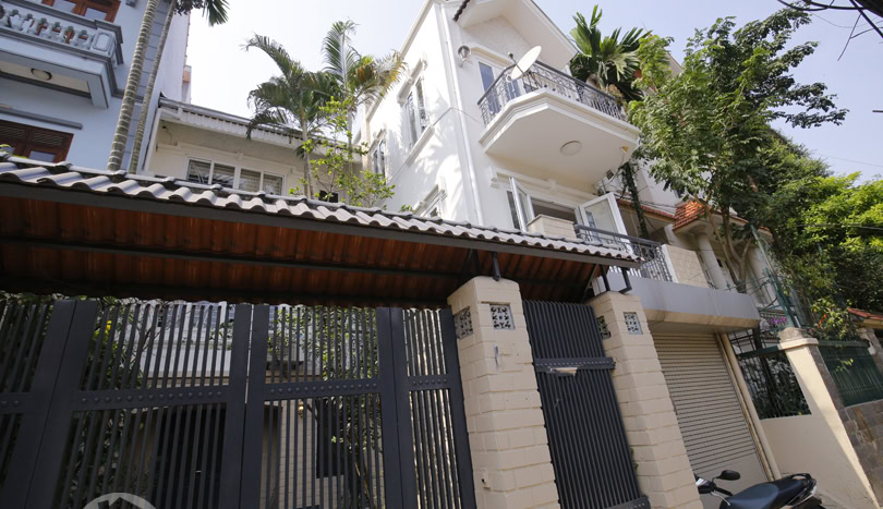 3 Bedroom House in Tay Ho, Hanoi – Garage & Front Yard