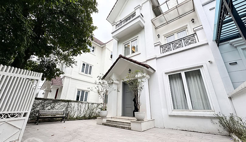4-Bed House with Garden for Rent in Vinhomes Riverside Hanoi