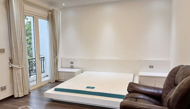 4-Bed House with Garden for Rent in Vinhomes Riverside Hanoi